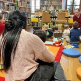 Les parents et leurs enfants en âge préscolaire peuvent participer à l'activité "Né pour lire" tous les vendredis dans la bibliothèque interculturelle de Monthey.